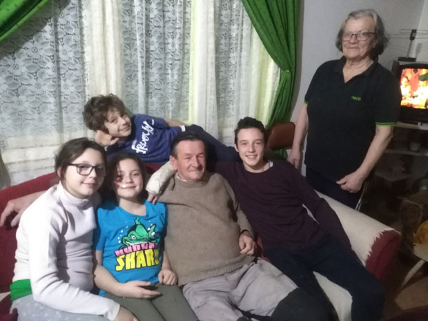 ПРОСЛАВА БОЖИЋА У ДРАГАЧЕВУ: Уз пламен бадњака и музику унучади